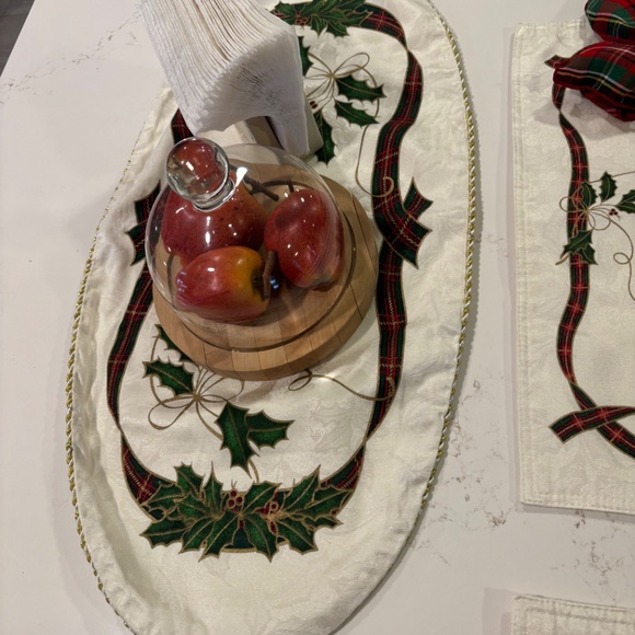 Lenox Split Holiday Burst 8 Placemat, 12 napkin rings , 8 napkins & oval runner - Picture 8 of 15